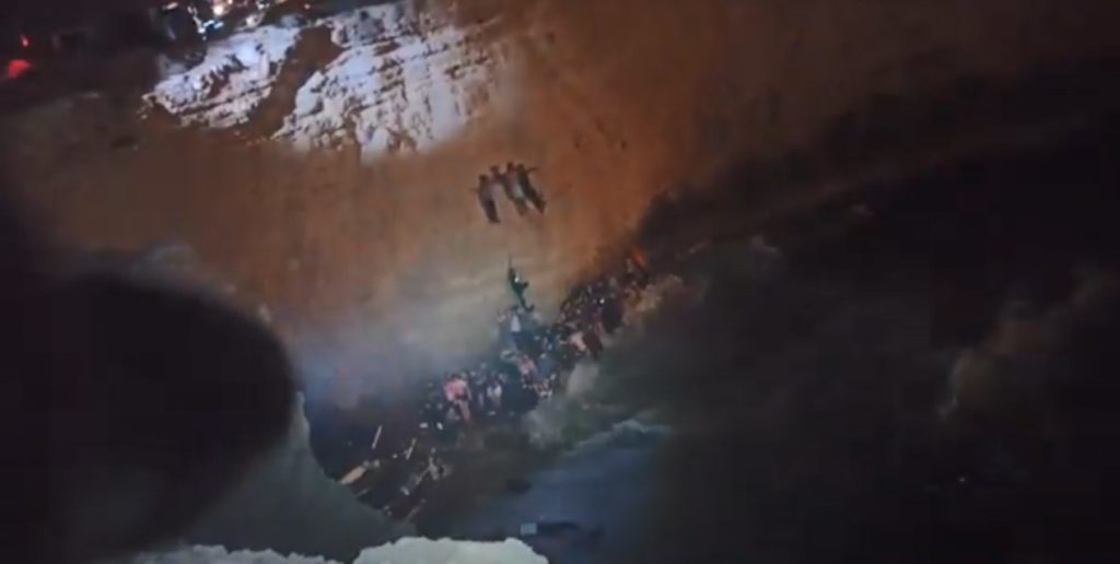 Ναυάγιο στα Κύθηρα: Η συγκλονιστική εικόνα με πρόσφυγες να δίνουν μάχη για τη ζωή τους στα βράχια