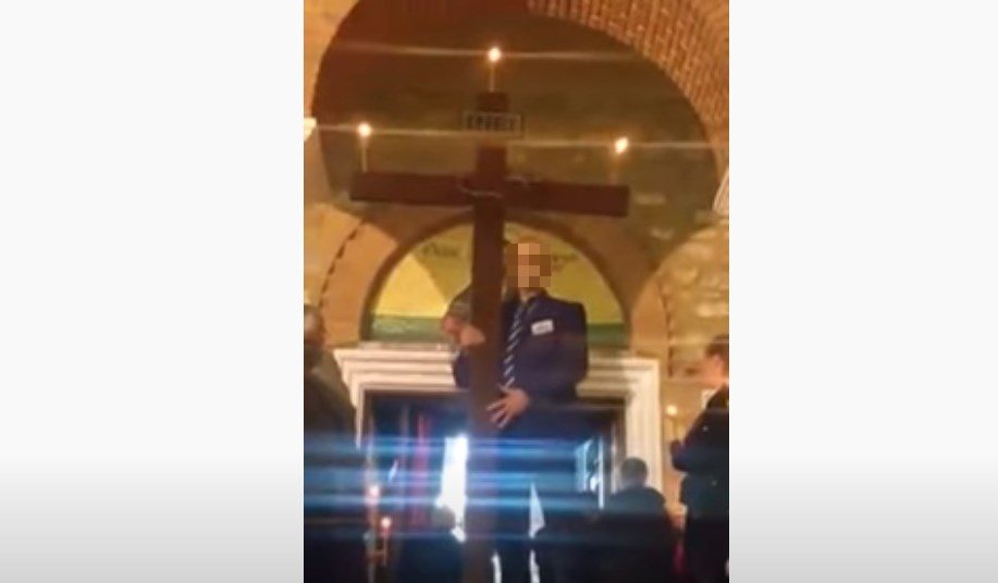 Με το σταυρό στο χέρι ο 53χρονος μαστροπός: Επίτροπος σε Εκκλησία στο Λόφο Σκουζέ (Video)