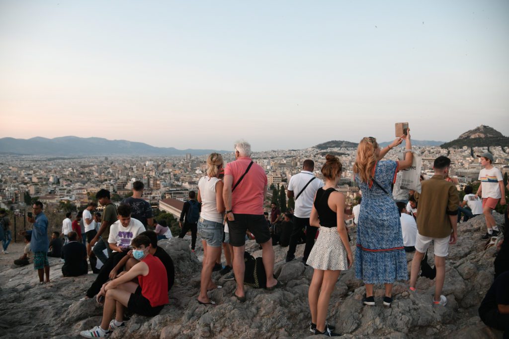 Τραγωδία στην Ακρόπολη: «Αστυνομικός σήκωσε το κινητό της 47χρονης» – Τι αναφέρουν μαρτυρίες