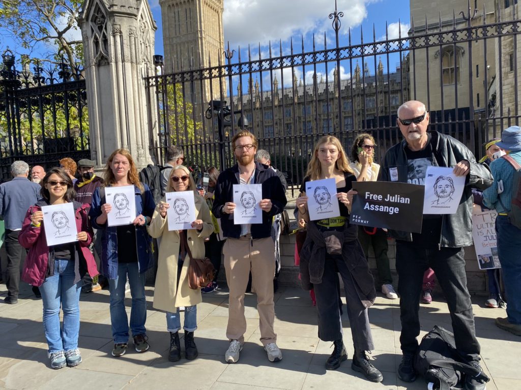 Βρετανία: Ανθρώπινη αλυσίδα κατά της έκδοσης του Τζούλιαν Ασάνζ στις ΗΠΑ (Video)