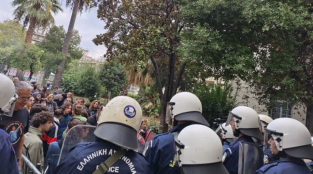 Βασίλης Μάγγος: Σε αστυνομικό κλοιό η δίκη στον Βόλο – Απώθησαν με ασπίδες φίλους του Βασίλη (Video)