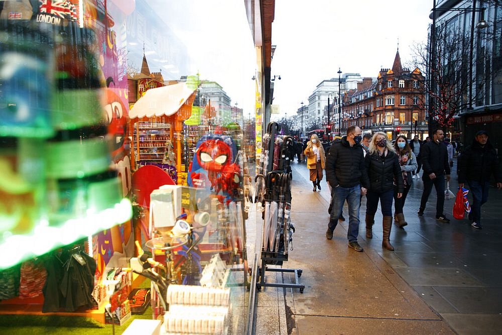 Έρευνα: Δύο στους τρεις Βρετανούς θα μειώσουν τα έξοδά τους τα φετινά Χριστούγεννα