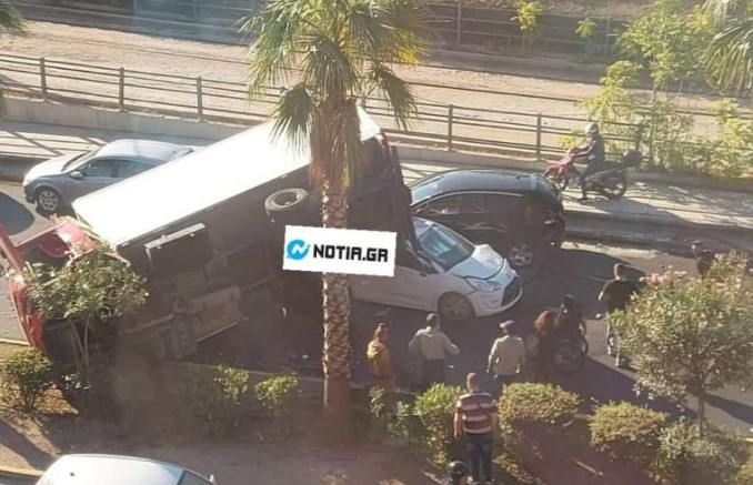 Σοβαρό τροχαίο στο Νέο Φάληρο – Φορτηγό καταπλάκωσε δύο Ι.Χ (Photos)