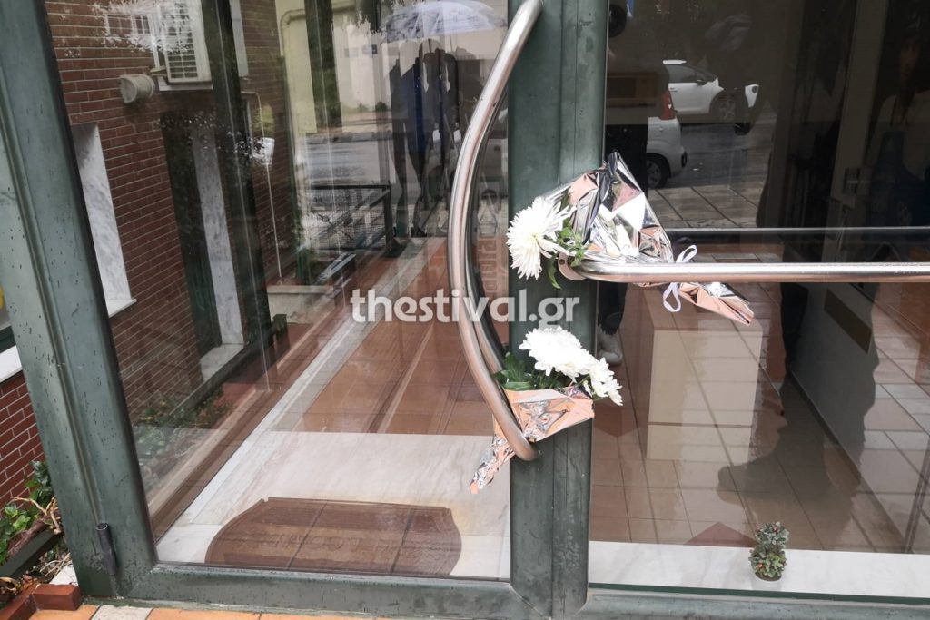 Πένθος στην Πολίχνη: Λουλούδια στη μνήμη του Αλέξανδρου Νικολαΐδη έξω από το γυμναστήριο του (Photos)