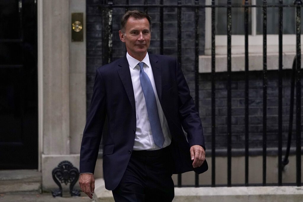 Βρετανία: Ο νέος υπουργός Οικονομικών καταργεί σχεδόν όλες τις μειώσεις φόρων