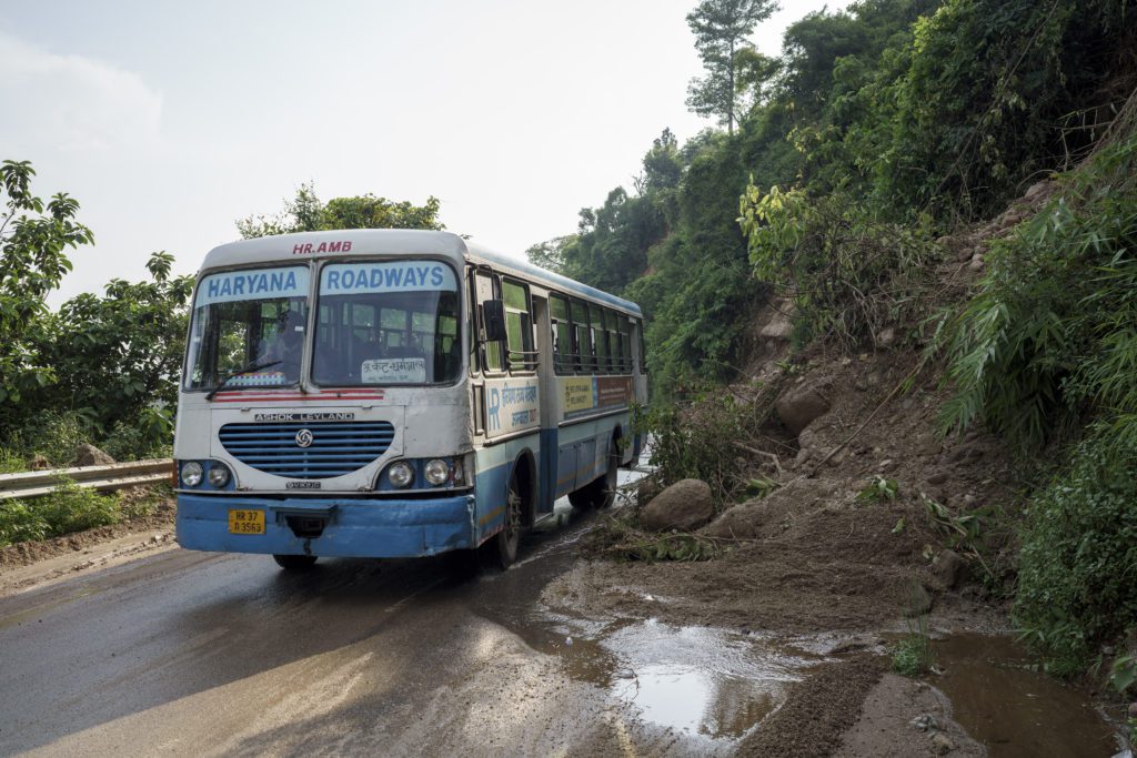 Ινδία: Πτώση λεωφορείου σε φαράγγι βάθους 500 μέτρων – 25 νεκροί