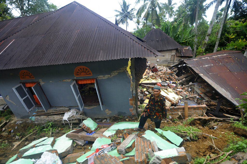 Ινδονησία: Φονικός σεισμός 5,8 Ρίχτερ στη βόρεια Σουμάτρα