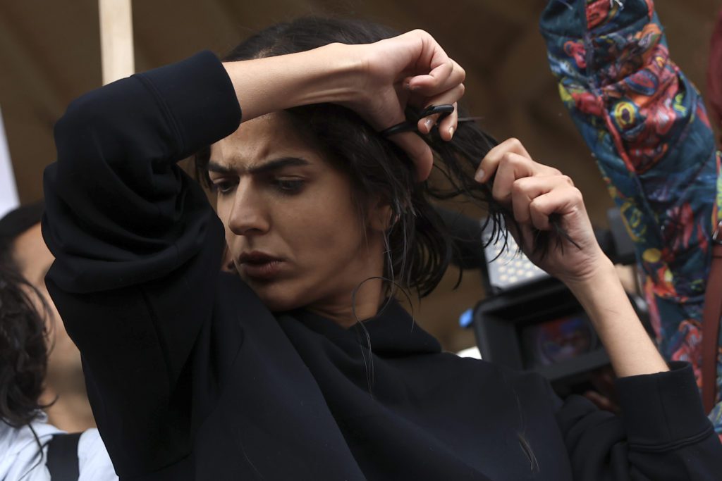Γαλλία: Ηθοποιοί και καλλιτέχνιδες κόβουν τις μπούκλες τους ως αλληλεγγύη στις γυναίκες του Ιράν