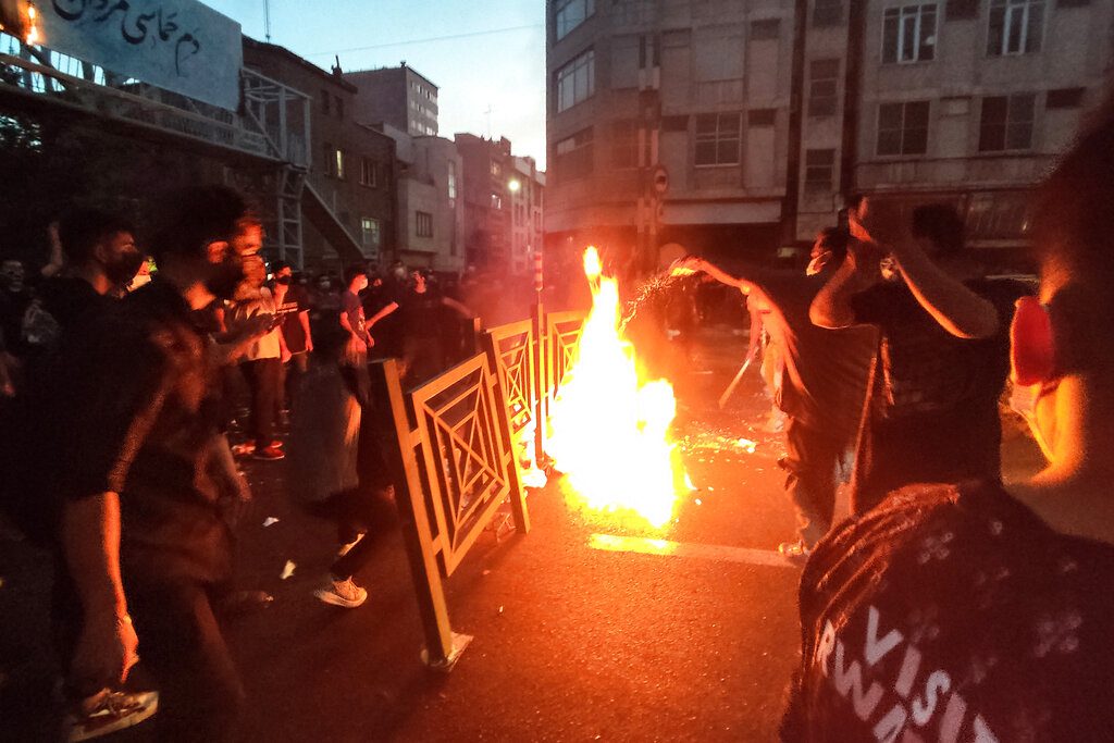 Iράν: Η φλόγα της αντίστασης δεν σβήνει, συνεχίζονται οι διαδηλώσεις – Φωτιά σε φυλακή με πολιτικούς κρατούμενους