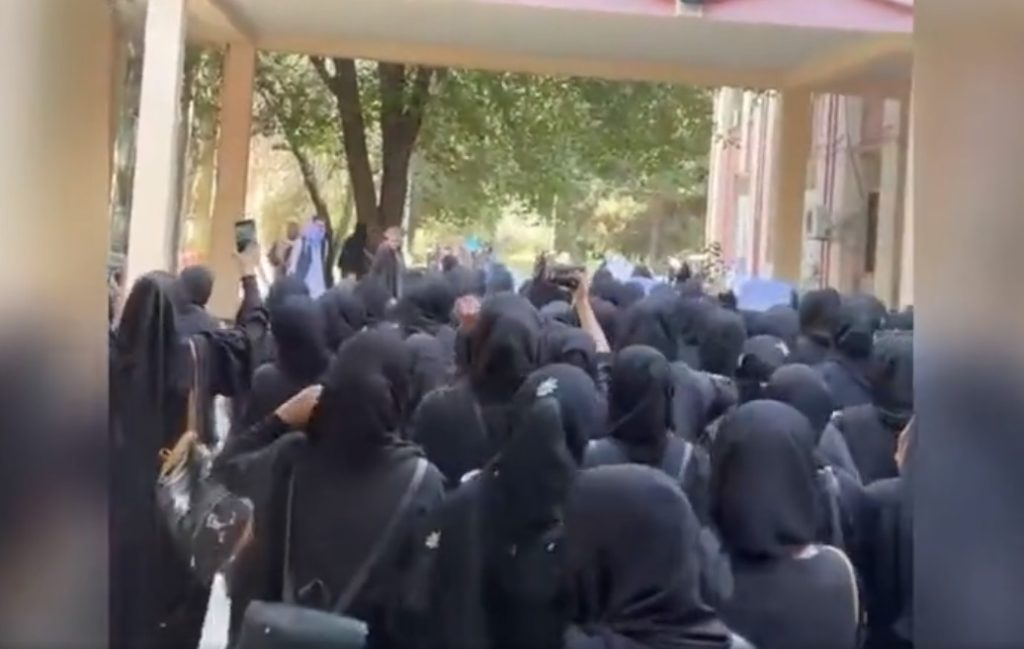 Αφγανιστάν: Διαδήλωση γυναικών μετά από επίθεση αυτοκτονίας εναντίον εκπαιδευτικού κέντρου (Video)