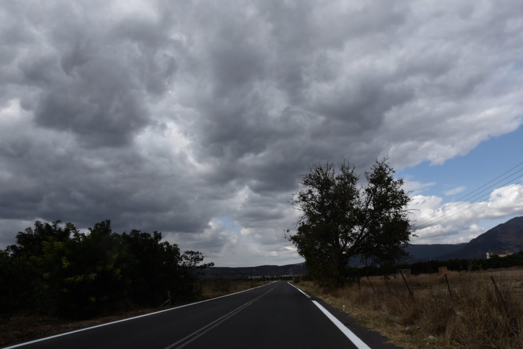 Καιρός: Μείωση της θερμοκρασίας με τοπικές βροχές – Η πρόγνωση για την Τετάρτη