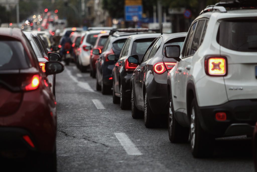 Κίνηση στην Αθήνα: Ποιοι δρόμοι είναι στο «κόκκινο» – Μεγάλη ταλαιπωρία για χιλιάδες οδηγούς