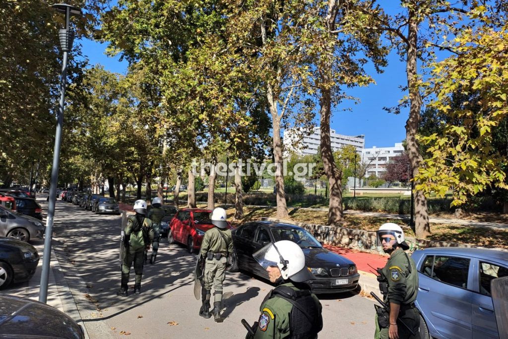 ΑΠΘ: Κρότου λάμψης κατά των φοιτητών μετά την επίθεση κουκουλοφόρων στα ΜΑΤ (Photos)