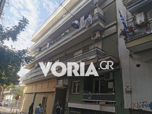 Έγκλημα στη Μενεμένη: Βρέθηκε σκεπάρνι στο σπίτι του 41χρονου – Στο κάδρο ο πατέρας (Video)