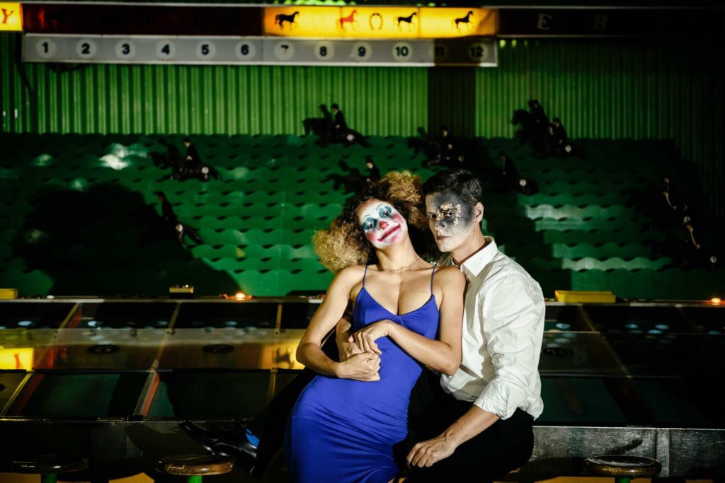 «Η νύχτα των μυστικών» του Άκη Δήμου στο ​Θέατρο Μπέλλος από 21 Οκτωβρίου