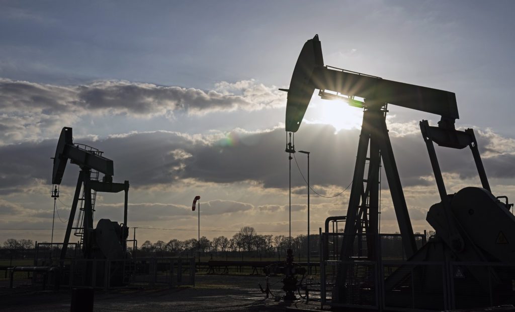 Διεθνής Τύπος: Ο OPEC+ αναμένεται να μειώσει την παραγωγή πετρελαίου – Τόρις απειλούν με ανταρσία στο σχέδιο της Τρας