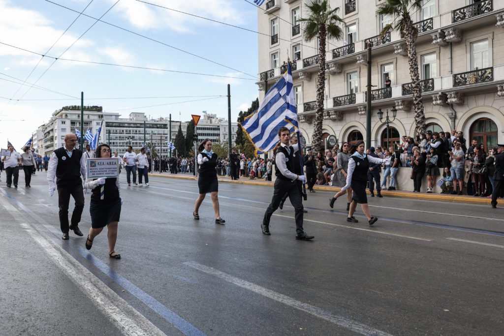 Εξοργιστική καταγγελία: Διευθυντής σχολείου ζήτησε 50 ευρώ από γονείς μεταναστών για να καταθέσει στεφάνι το παιδί τους