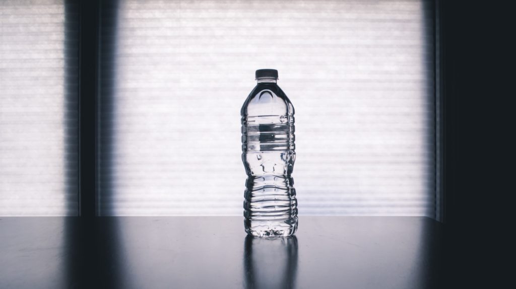 Γιατί δεν πρέπει να ξαναγεμίζουμε τα πλαστικά μπουκάλια νερού;