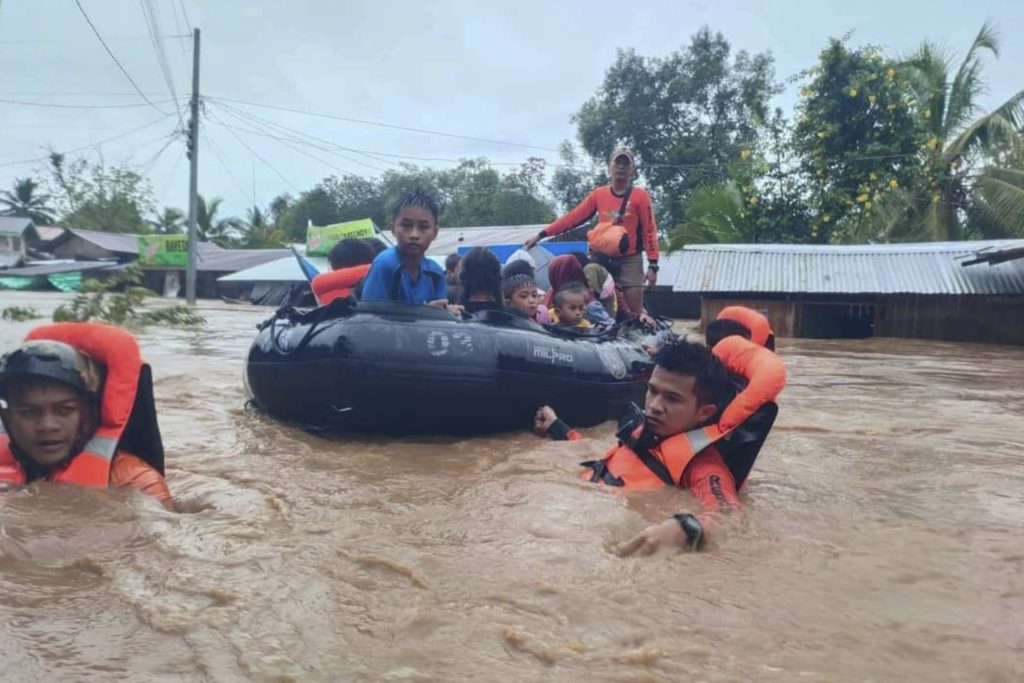 Φονικές πλημμύρες στις Φιλιππίνες – Συνεχίζονται οι επιχειρήσεις διάσωσης