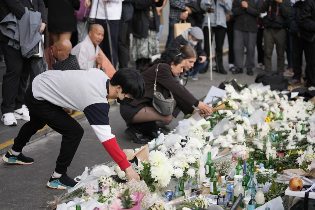 Νότια Κορέα: Θρήνος για την τραγωδία στη Σεούλ και «πυρά» κατά αστυνομίας και κυβέρνησης