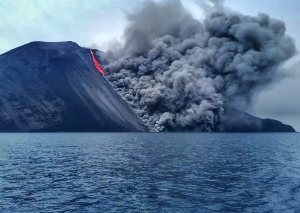Ιταλία: Εξερράγη το ηφαίστειο Στρόμπολι» – Η λάβα έφτασε ως τη θάλασσα (Video)