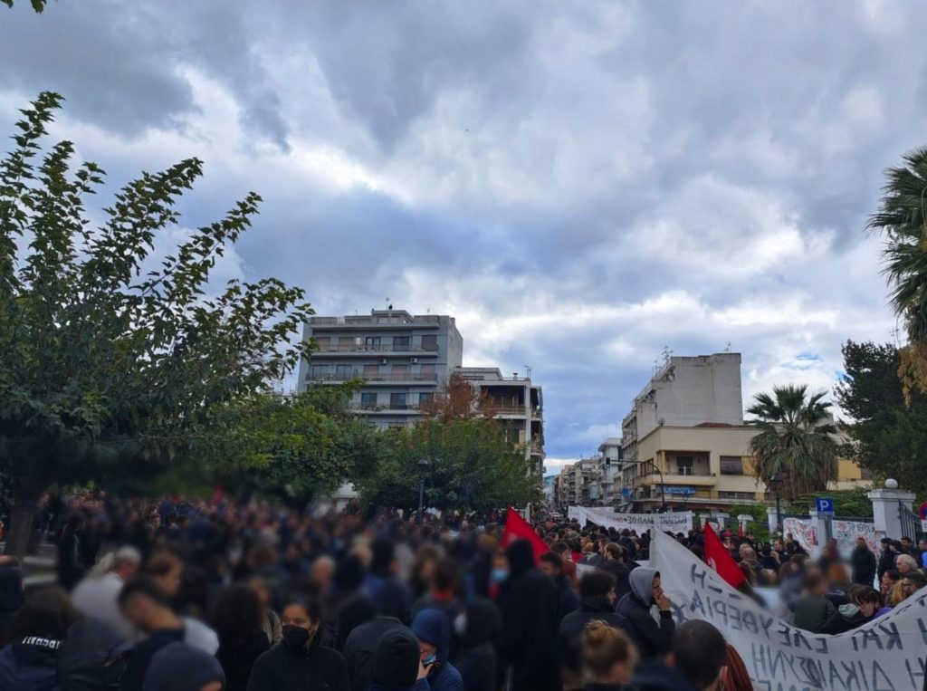 Μεγάλη πορεία στον Βόλο φώναξε ενάντια στη συγκάλυψη της υπόθεσης του Βασίλη Μάγγου (εικόνες, βίντεο)