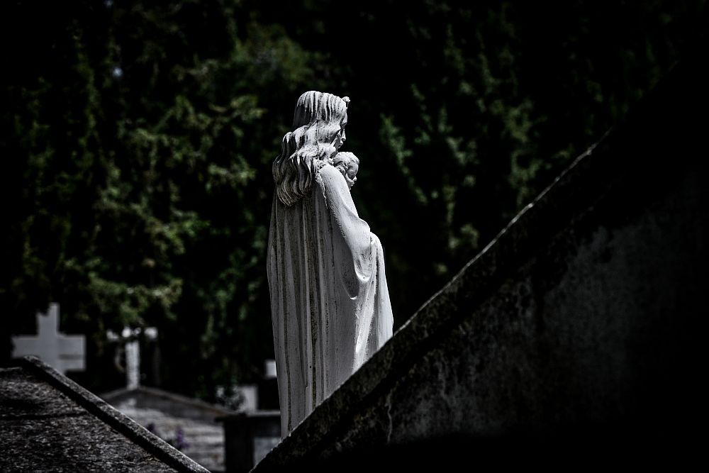 Μυστήριο στο Γ’ Νεκροταφείο Αθηνών – Έσπασαν οστεοφυλάκια και άρπαξαν οστά (Video)