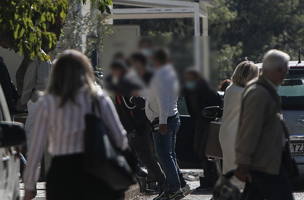 Κολωνός: Συνελήφθη ένας 55χρονος, στην Ευελπίδων άλλα δύο άτομα – Πατέρας ανήλικου βίαζε τη 12χρονη (Video)