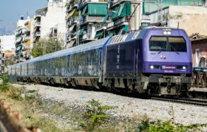 Πάτρα: Το τρένο πέρασε με σηκωμένες τις μπάρες &#8211; Ευτυχώς σταμάτησαν οι οδηγοί (Video)