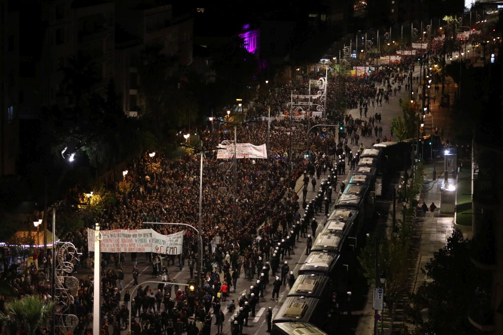 Πολυτεχνείο: Ολοκληρώθηκε η μεγαλειώδης πορεία για την ιστορική εξέγερση (Live ενημέρωση)