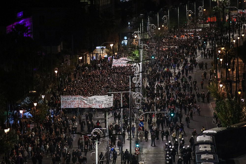 Πολυτεχνείο: Δεκάδες χιλιάδες πολίτες έστειλαν μήνυμα δημοκρατίας στη μεγαλειώδη πορεία (Photos)