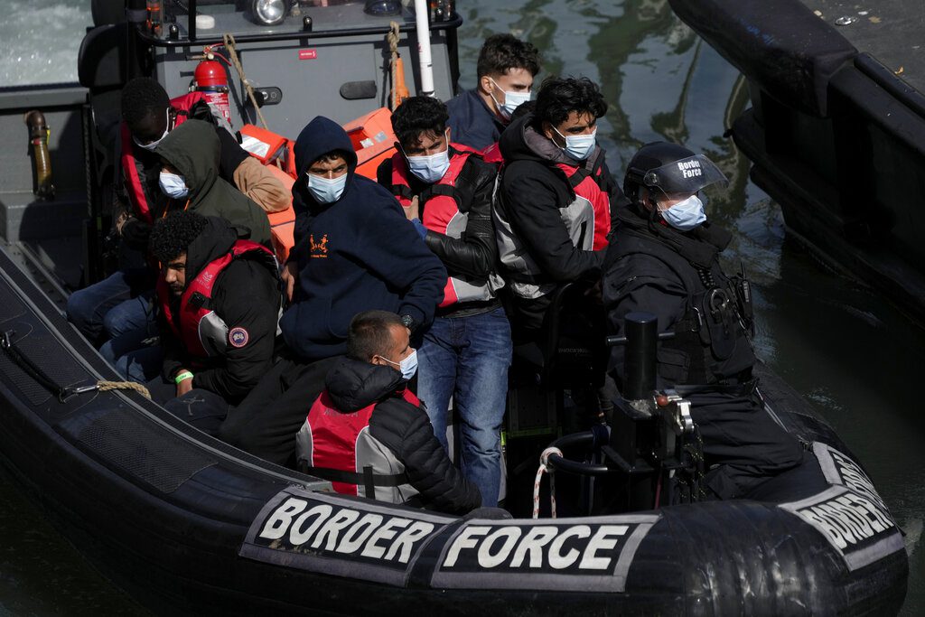 Νέα συμφωνία Βρετανίας – Γαλλίας για τον περιορισμό των μεταναστευτικών ροών στη Μάγχη