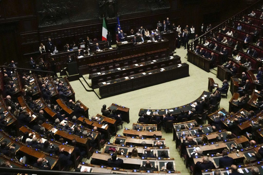 Η Ιταλία ενέκρινε τον μητρικό θηλασμό μέσα στην αίθουσα της Βουλής