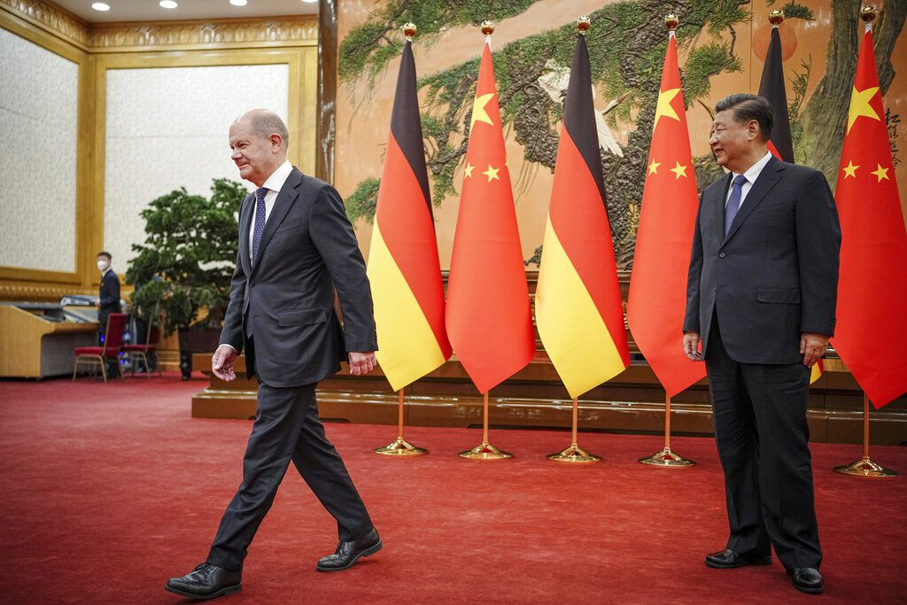 Σολτς στο Πεκίνο: Η αποστειρωμένη διπλωματία, η real politik και οι… ευσεβείς πόθοι (Photos)