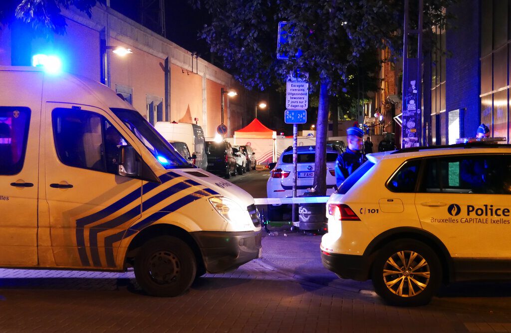 Βρυξέλλες: Νεκρός αστυνομικός και ένας ακόμα τραυματίας από επίθεση με μαχαίρι (Photos)