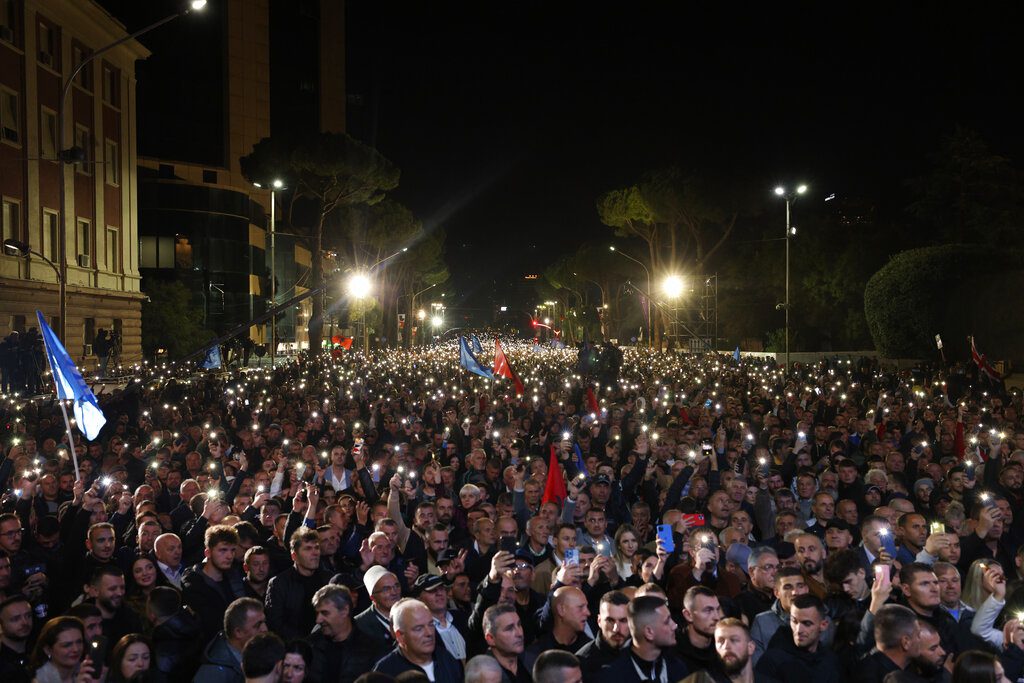 Πορεία και επεισόδια στα Τίρανα όπου χιλιάδες πολίτες διαμαρτυρήθηκαν για τη διαφθορά και την εξάπλωση της φτώχειας