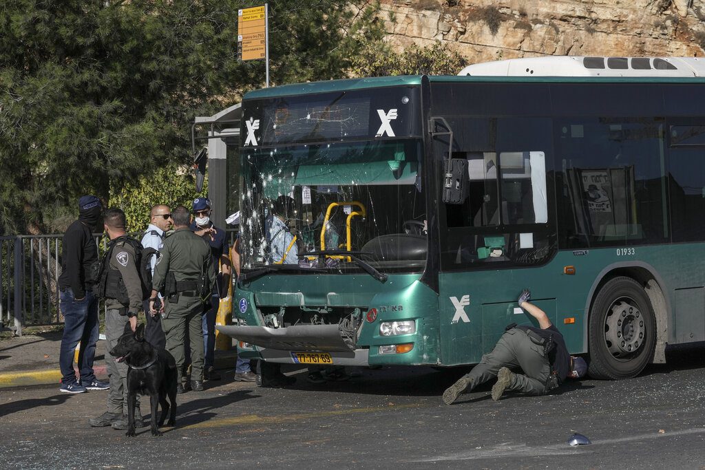 Ιερουσαλήμ: Τουλάχιστον ένας νεκρός και 15 τραυματίες από τις εκρήξεις σε στάσεις λεωφορείων (Photos)