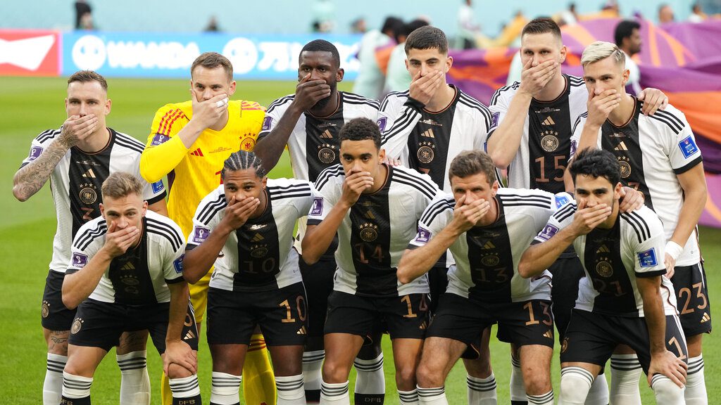 Μουντιάλ 2022: Κάλυψαν τα στόματά τους οι Γερμανοί στην ομαδική φωτογραφία – Αντιδρούν στη φίμωση της FIFA