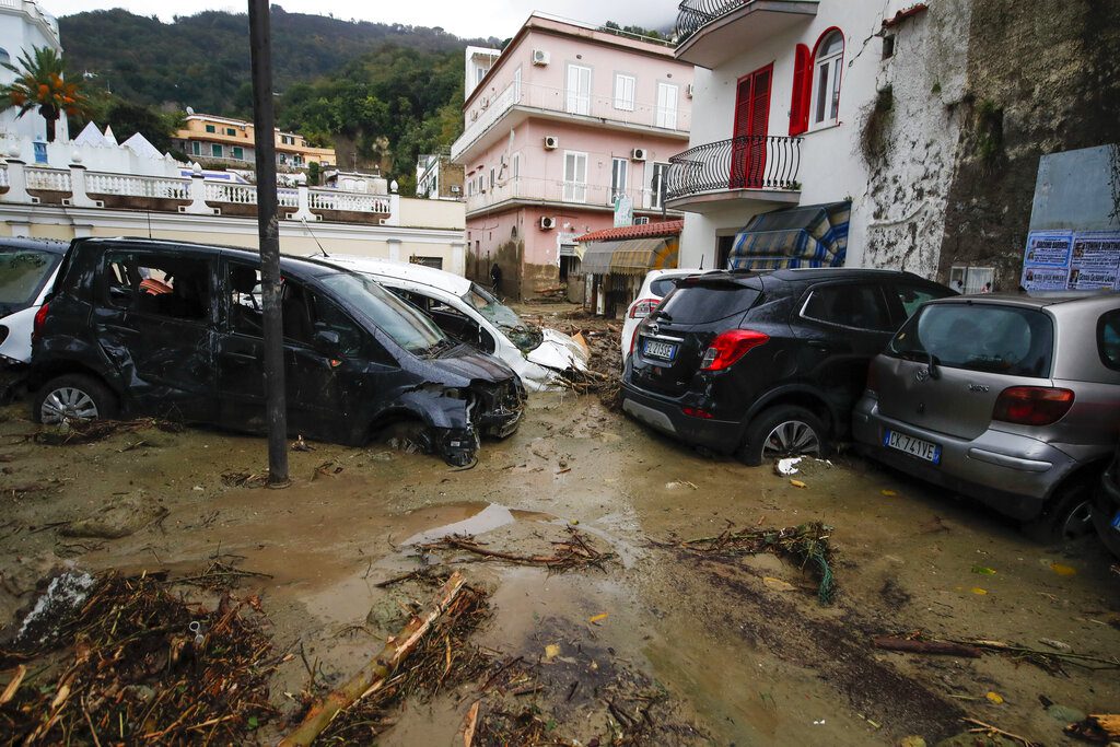 Ιταλία: Μια γυναίκα έχασε τη ζωή της, ενώ περίπου δέκα άνθρωποι αγνοούνταν μετά την κατολίσθηση στο νησί Ίσκια