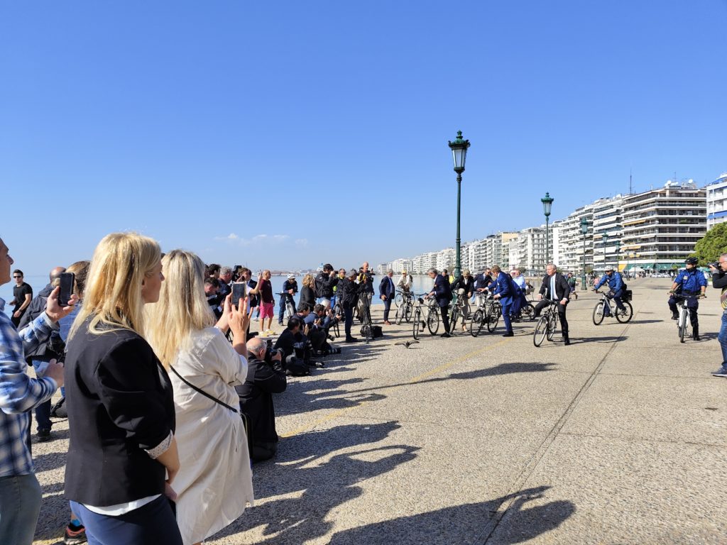 Θεσσαλονίκη: Έκλεισαν κεντρικό δρόμο για να κάνει… ποδήλατο ο βασιλιάς της Ολλανδίας (Video)