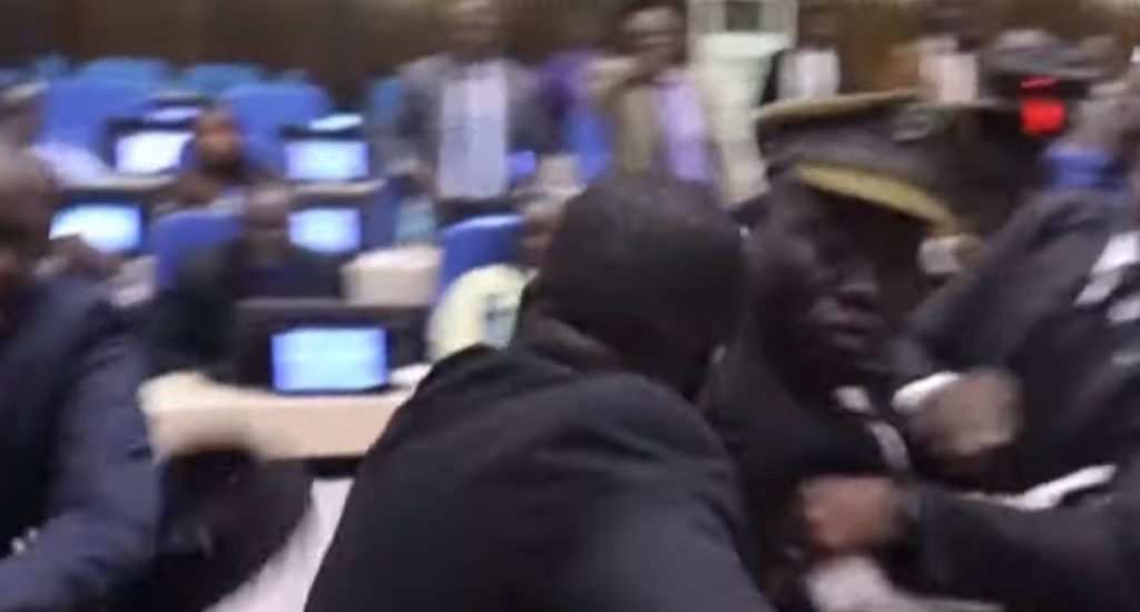 Σκηνές χάους στη βουλή της Σιέρα Λεόνε – Βουλευτές πιάστηκαν στα χέρια (Video)