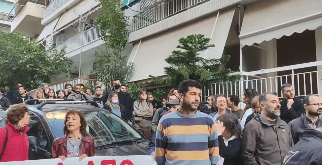 Πλήθος κόσμου αντιστέκεται στην έξωση της Ιωάννας Κολοβού (Video-Photos)