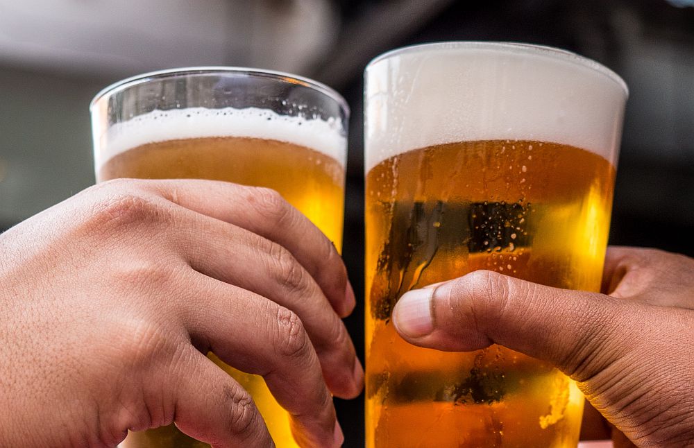 Έρευνα: Αυξημένος ο κίνδυνος εγκεφαλικού για 20άρηδες και 30άρηδες που πίνουν πολύ αλκοόλ