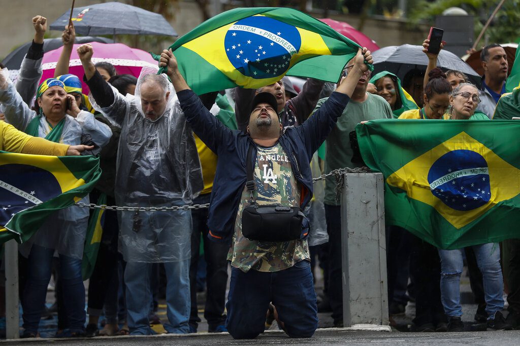 Βραζιλία: Τα… παράτησαν οι οπαδοί του Μπολσονάρου, εγκατέλειψαν τα περισσότερα οδοφράγματα