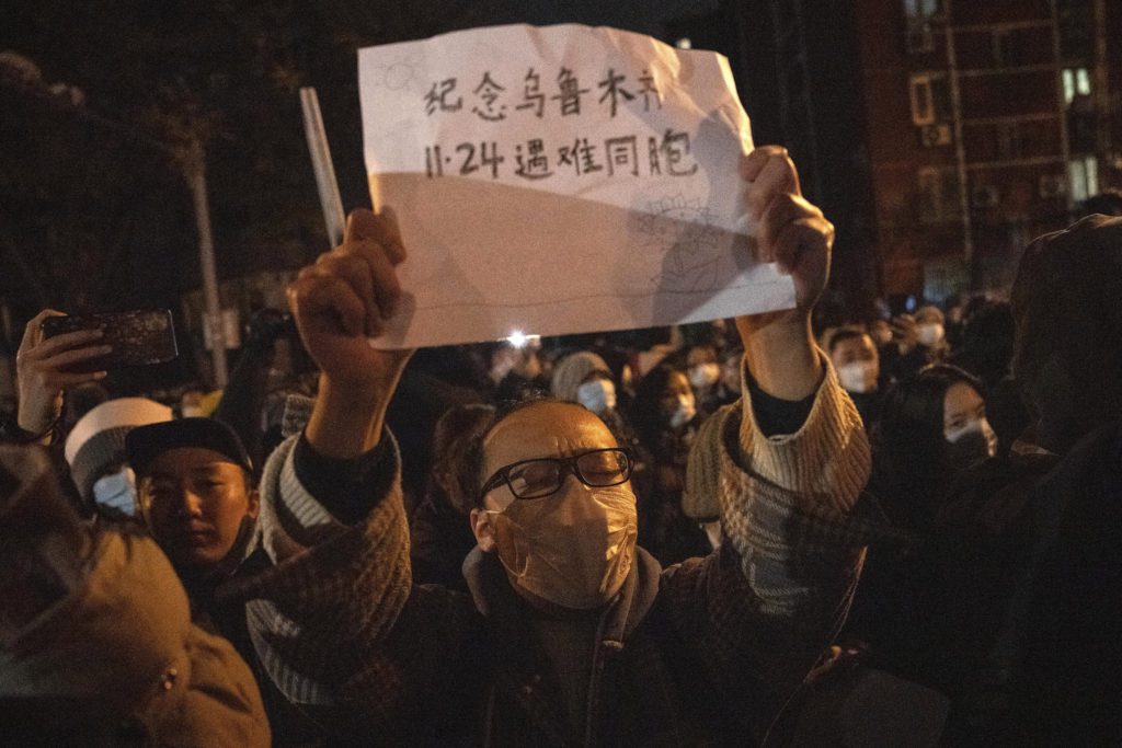 Διεθνής Τύπος: Οργή στην Κίνα για τα lockdown, καλούν σε παραίτηση τον Σι – Μαζικές απεργίες υγειονομικών στη Βρετανία