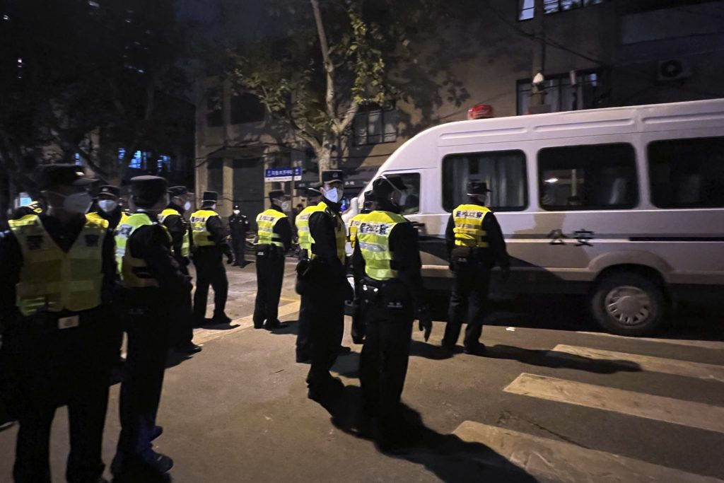 Το BBC καταγγέλλει σύλληψη και ξυλοδαρμό δημοσιογράφου στην Κίνα – Τι υποστηρίζει το Πεκίνο