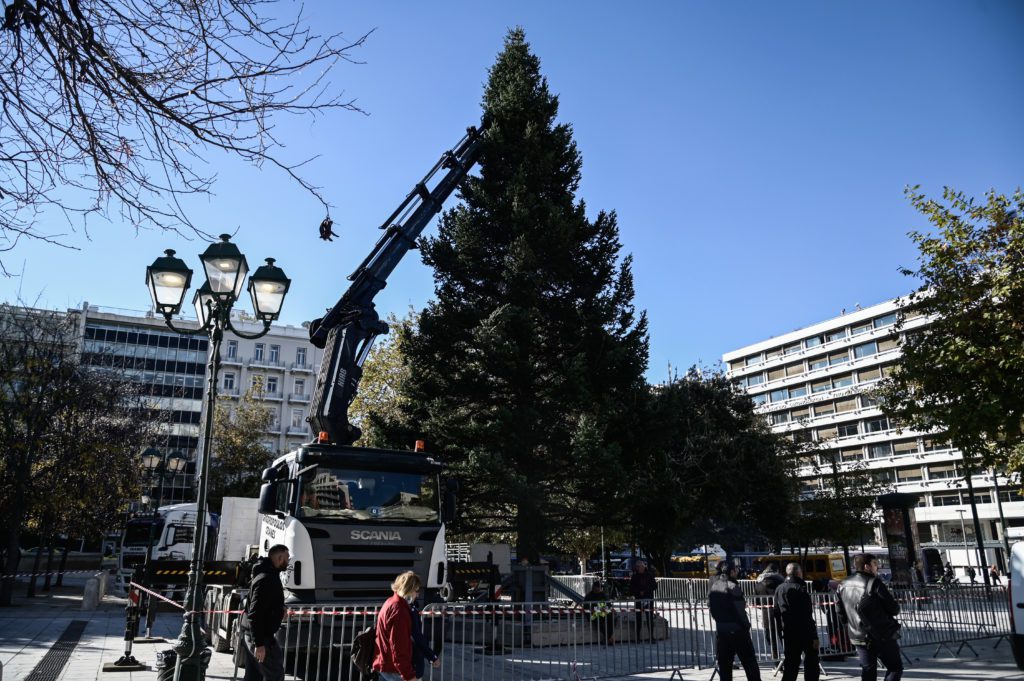 Σύνταγμα: Με… απρόοπτα η τοποθέτηση του χριστουγεννιάτικου δέντρου – Τι συνέβη (Video)