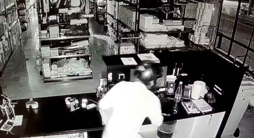 Βίντεο – ντοκουμέντο: Έτσι έμπαινε στα καταστήματα ο «διαρρήκτης με το φρεάτιο»