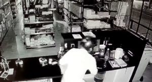 Βίντεο &#8211; ντοκουμέντο: Έτσι έμπαινε στα καταστήματα ο «διαρρήκτης με το φρεάτιο»