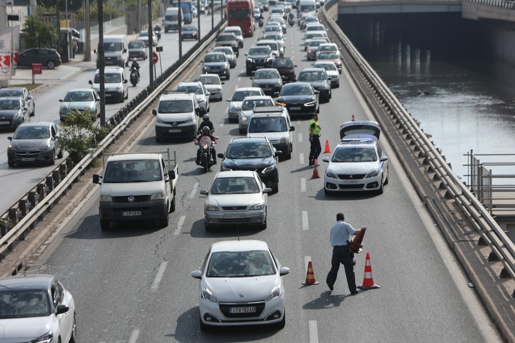 Έσπασε αγωγός της ΕΥΔΑΠ στον Κηφισό – Μεγάλη διαρροή στο οδόστρωμα